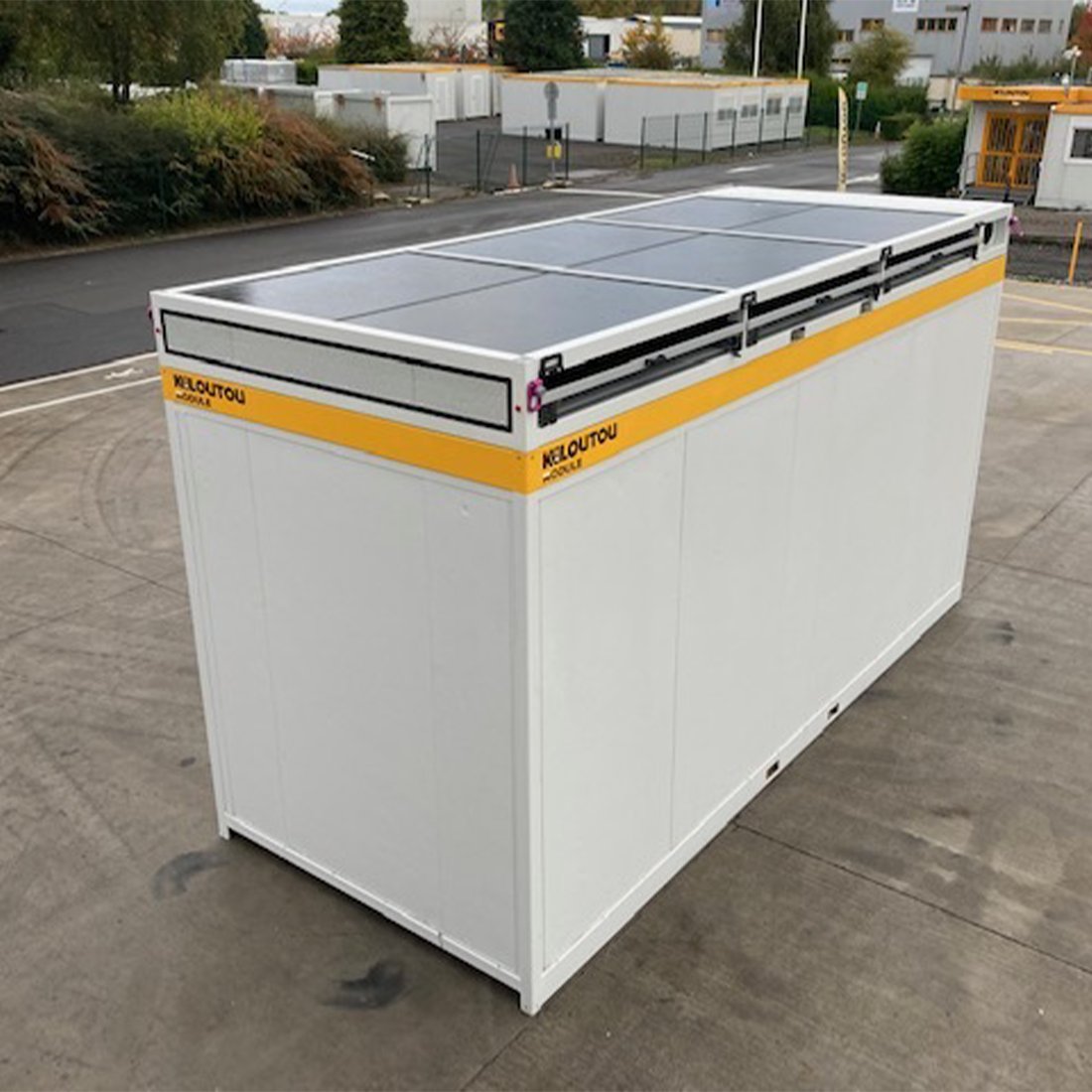 Notre filiale Kiloutou Module a fait l'acquisition de prototypes de panneaux solaires à installer directement sur ses modules ! 
➡️Une innovation qui permet d'alimenter en électricité un module bureau et ainsi rendre l'espace 100% autonome. 
Bravo pour cette belle avancée 👏