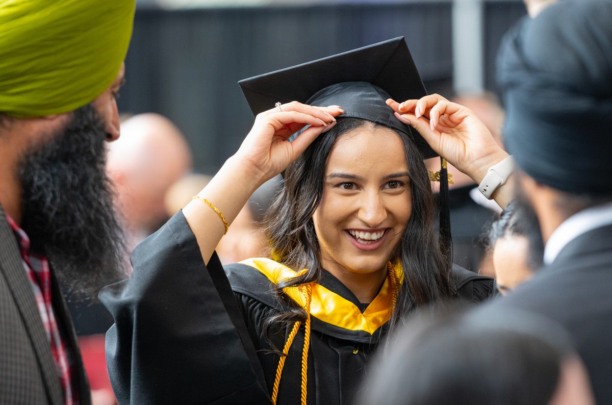 Are you graduating? Don’t forget – tomorrow is the last day to apply for spring convocation! Learn more: ow.ly/agq350VwJg5 
#MacEwanU #abpse