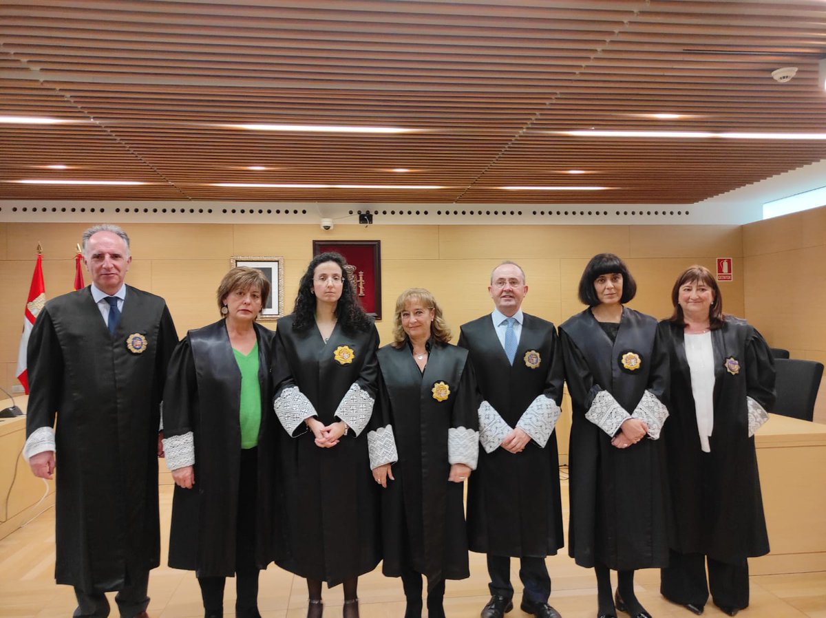 ⚖️ Una #jueza asciende a #magistrada por el turno de antigüedad y jura su cargo ante la Sala de Gobierno del #TSJCyL en el Palacio de Justicia de Burgos:

👩‍⚖️ Ana Isabel López Pérez, #Juzgado de lo Mercantil 1 de #Burgos.