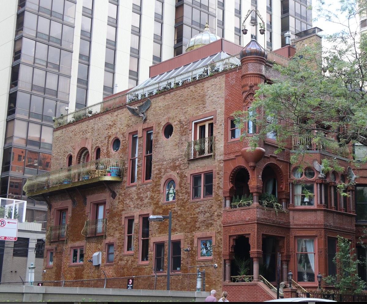 LynnBecker's tweet photo. Ever wonder what that gloriously eccentric gold-domed mansion on Cedar looks like?  Turns out it's just as loopy on the inside! Crain's Dennis Rodkin reports it was built in 1884 by no less than Bertha Palmer by architect Joseph Lyman Silsbee.
https://t.co/ZQaHeJDYTo https://t.co/nqFb6FVE7I