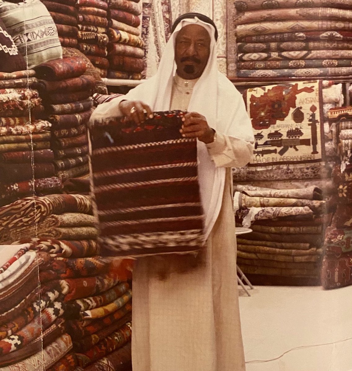 S_binhayan's tweet photo. من القصص الجميلة التي رواها لي العم صالح آل عيسى (أبو خلف) – حفظه الله – أنه حينما كان يعمل مع الشيخ ناصر بن دوخي في الفوج الرابع عشر بالحرس الوطني، كانوا ذات يوم في منطقة القصيم، قرب (قليب ابن طويّان)، وقد خرجوا إلى تلك المنطقة لجلب ذبيحتين من حوش سعدون الحربي الواقع قرب البركة.
وفي أثناء تحميل الذبيحتين، وقع حادث مفاجئ تمثّل في غرق بندر بن ناصر بن دوخي، ابن أمير الفوج. فهبّ صالح أبو خلف دون تردد، وأسرع لإنقاذه حتى أخرجه من البركة بسلام، وأمر السائق (عزيّز) للعودة بسرعه.
ثم أخذه إلى والده، فقال الشيخ ناصر بن دوخي: (ضعوه تحت المجبّب)، ثم التفت إلى صالح أبو خلف وقال: (اطلب ما شئت)، تقديرًا لموقفه النبيل وشهامته.

📸
مجلة أهداني إياها العم صالح آل عيسى (أبو خلف)، ويظهر هو على غلافها يستعرض إحدى المشغولات اليدوية في سوق الزل بمدينة الرياض.