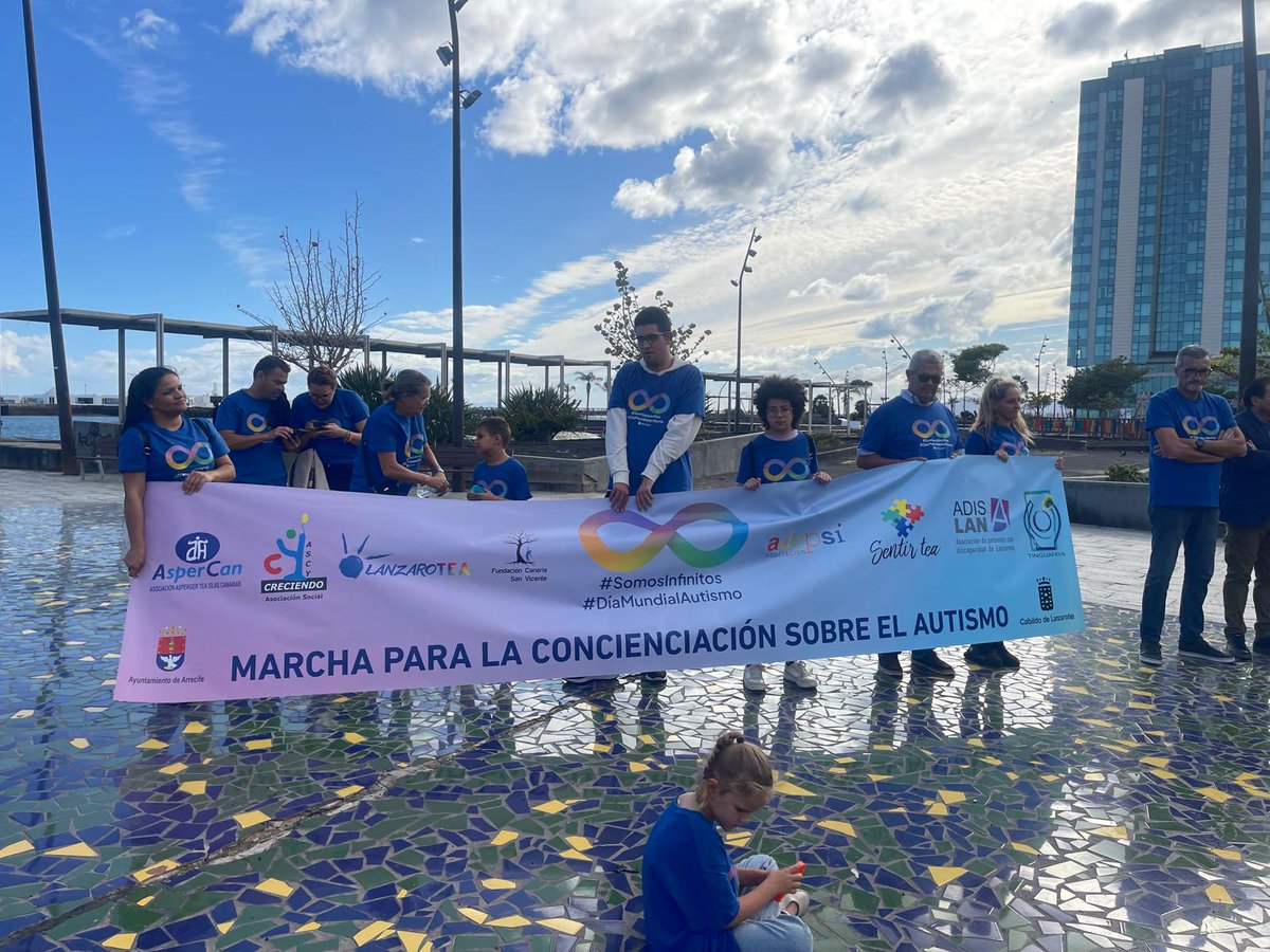 El 11 de abril participamos en la #Marcha por el Día del Autismo en la isla de #Lanzarote. En este acto se habló de los retos que aún quedan por alcanzar para una sociedad inclusiva para las personas con autismo.

#somosinfinitos #DíaAutismo #ASPERCAN #Marcha