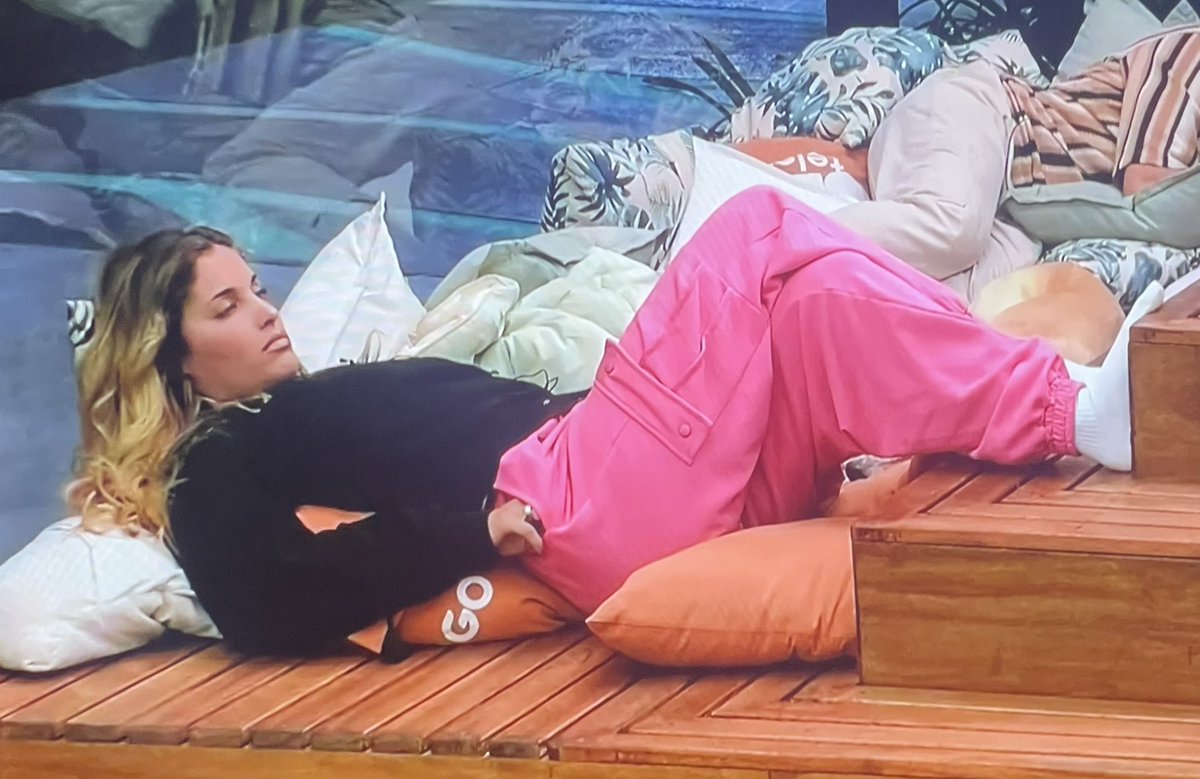 _Flogger_'s tweet photo. Martina es la típica amiga pelotuda que deja amistades por una chota con dueña y termina para el culo (como siempre pasa).

pd: aplica para hombres tmb.

#GranHermano #GranHermano2025 https://t.co/nzayTJNynI