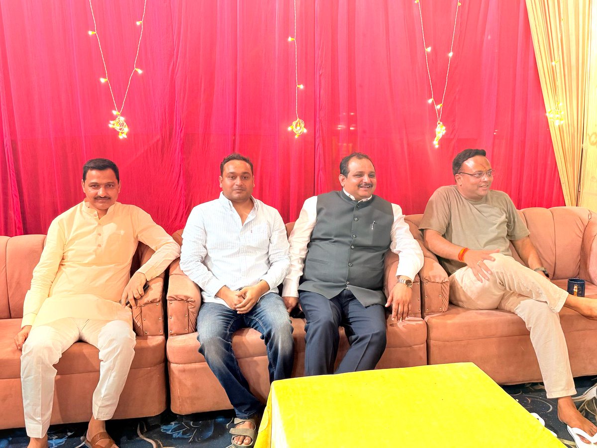 atalprashant's tweet photo. आज अनुज तरुण विजय सिंह के शुभ तिलकोत्सव कार्यक्रम में बहराइच स्थित आवास पहुचकर शुभकामनाएं प्रेषित की @Tarunvijay https://t.co/UAVMu7LSwk