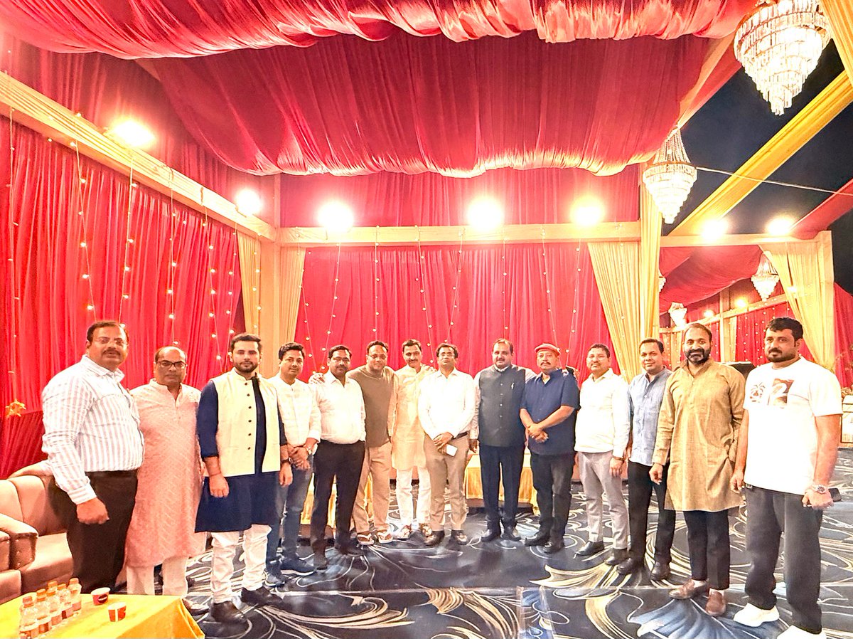 atalprashant's tweet photo. आज अनुज तरुण विजय सिंह के शुभ तिलकोत्सव कार्यक्रम में बहराइच स्थित आवास पहुचकर शुभकामनाएं प्रेषित की @Tarunvijay https://t.co/UAVMu7LSwk