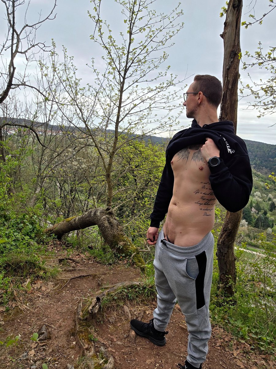 Prinzxluke's tweet photo. The weather is stupid, but always enough for a great outdoor session😈🍆💦

What do you do when you find me like that?😍🥵

First on your knees or fuck against the tree?😏🤤

Where do you like to feel my cum?🍆💦 https://t.co/TyrfZVJtpQ