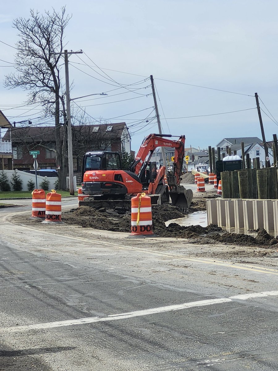NewYork811_Rep3's tweet photo. To start the second full week of April Safe Digging Month, we're in, Lindenhurst talking to contractors installing bulkeading about the importance 811 &amp; safe digging practices. https://t.co/wOa54bNpqg