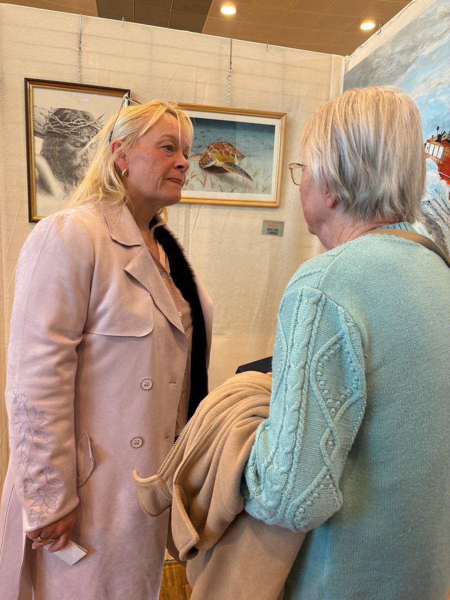 NathCarvalho91's tweet photo. Pour la clôture du 34ème Salon d’Art d’#Angerville, où exposaient une centaine d’artistes, tous aussi brillants les uns que les autres, j’ai remis la médaille d’or de l’#assembleenationale à Carmen Auclere pour sa magnifique tortue aux pastels. https://t.co/PPjIlb0HtL