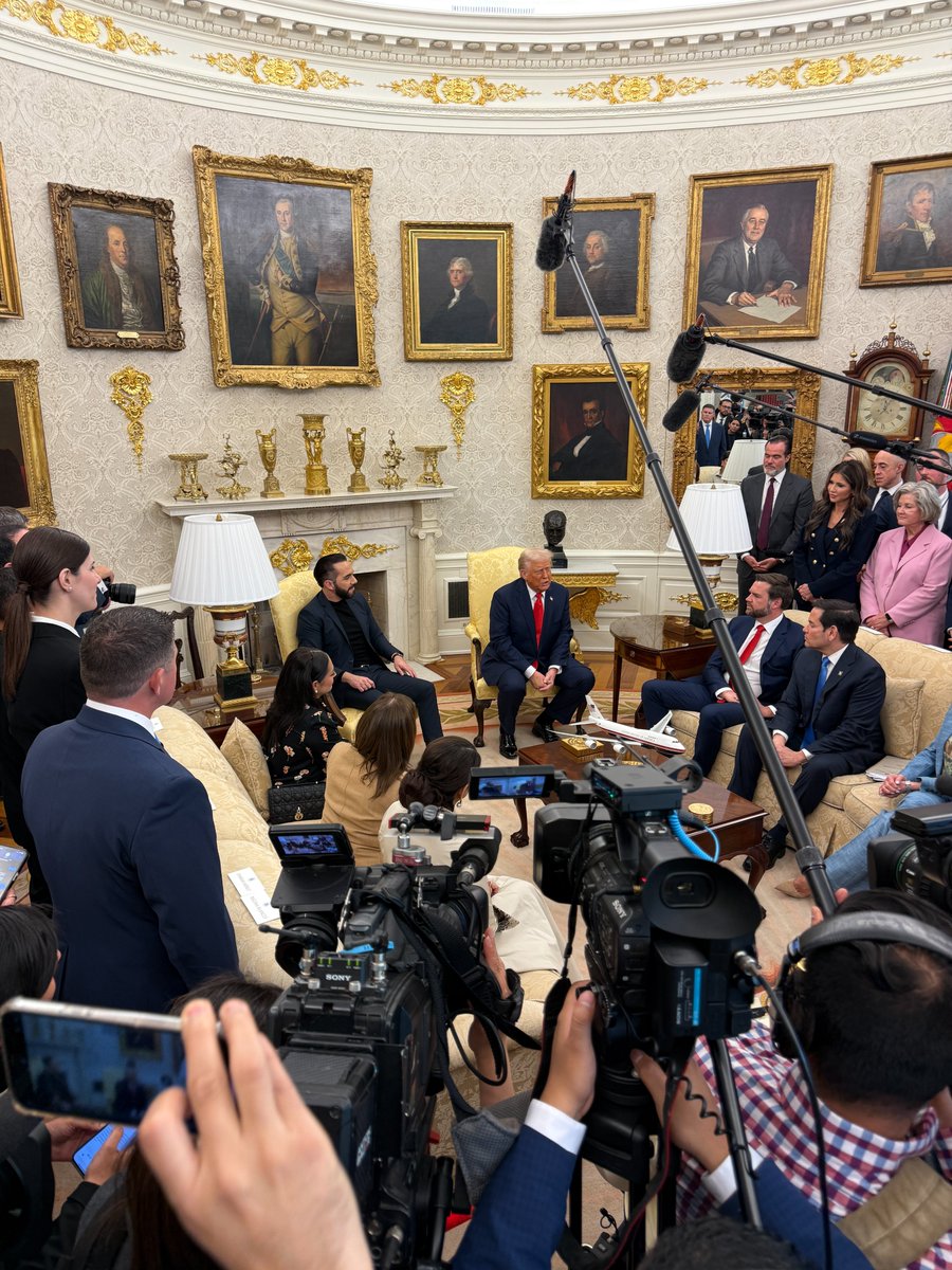 WhiteHouse's tweet image. HAPPENING NOW IN THE OVAL OFFICE: President Donald J. Trump 🇺🇸 meets with President @NayibBukele of El Salvador 🇸🇻