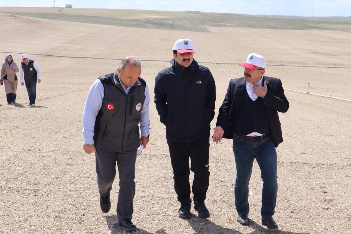 suleymannsoyluu's tweet photo. Karapınar Kaymakamımız Şenol Öztürk, Ziraat Odası Başkanımız Durmuş Üner, İlçe Tarım Müdürümüz Ramazan Güneri ve Ziraat Mühendisi meslektaşlarımızın katılımı ile 11 Nisan gecesi meydana gelen Zirai don zararının etkilerini sahada inceledik.. https://t.co/NPRjY6k7gn