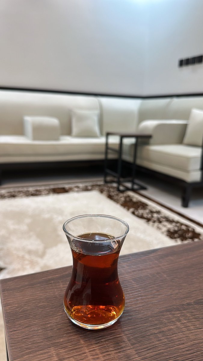 مادمت عايش ومستامن ومتعافي 
امزح مع الناس وليا رحت سامحها 

دنياك ماهي بدايم وجهها صافي 
يـجي لها يوم ما تعرف ملامحها