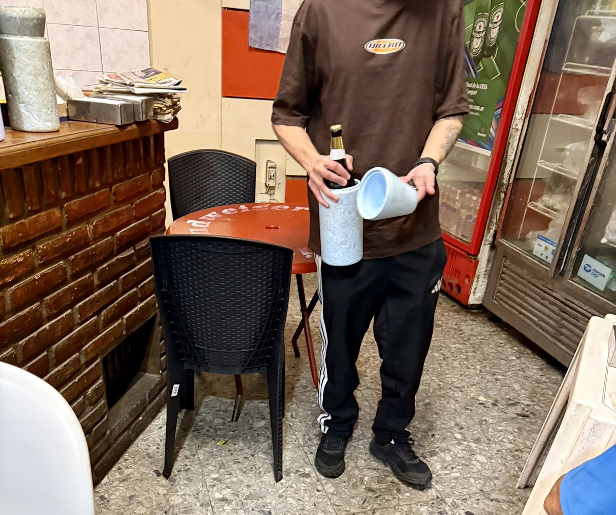 BurgerFcts's tweet photo. Una amiga me recomendó la pizzería del barrio de su infancia y no falló. Petaca’s en Colegiales, excelente media masa aireada y crujiente, exceso de toppings al estilo argentino, birra bien fría y tele en la vereda para ver a boke. $24.000 la grande 1/2 jamón 1/2 provo+ 2 fainas https://t.co/JW1AVPpGs8