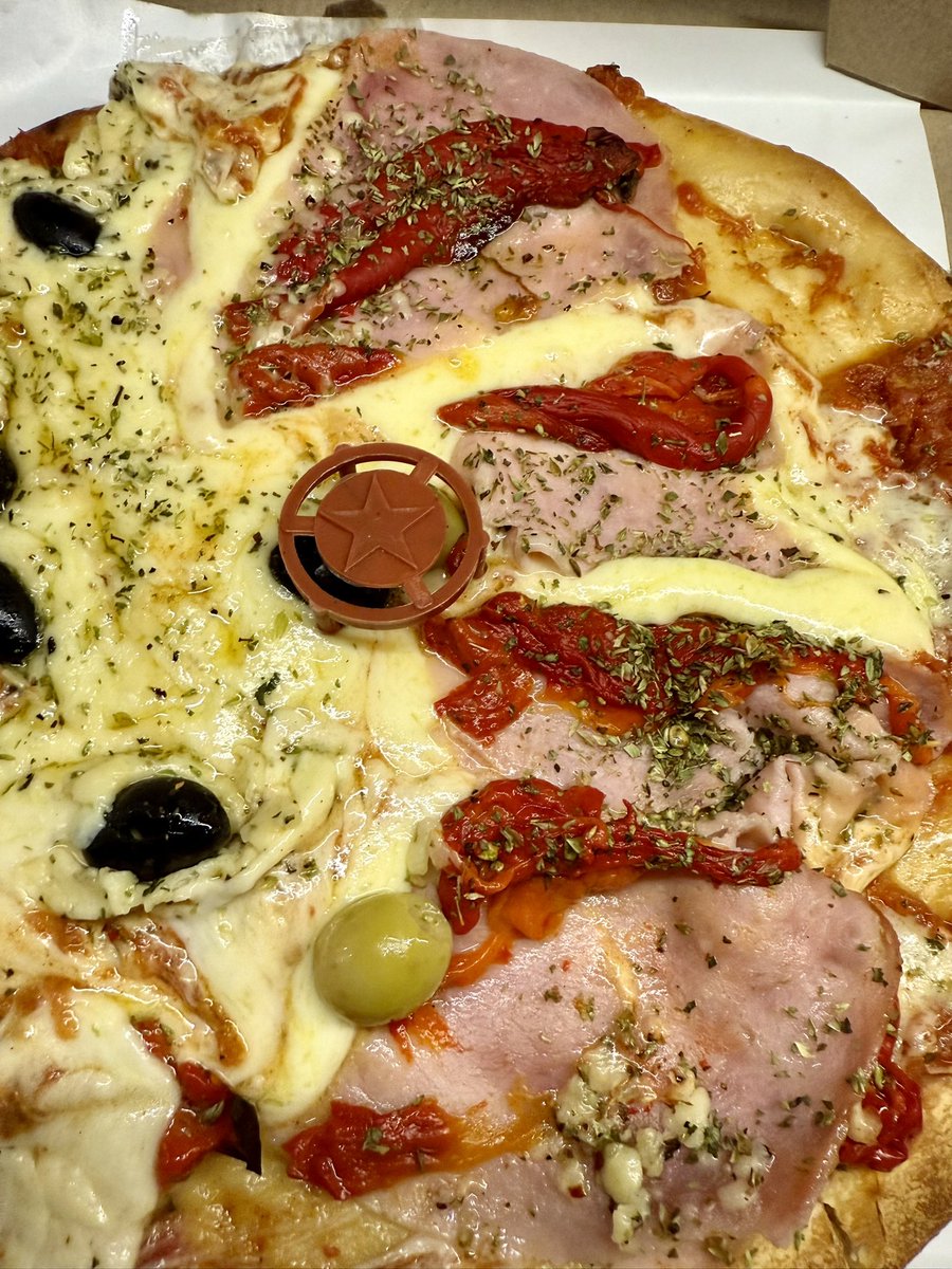 BurgerFcts's tweet photo. Una amiga me recomendó la pizzería del barrio de su infancia y no falló. Petaca’s en Colegiales, excelente media masa aireada y crujiente, exceso de toppings al estilo argentino, birra bien fría y tele en la vereda para ver a boke. $24.000 la grande 1/2 jamón 1/2 provo+ 2 fainas https://t.co/JW1AVPpGs8