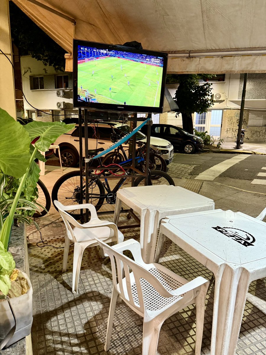 BurgerFcts's tweet photo. Una amiga me recomendó la pizzería del barrio de su infancia y no falló. Petaca’s en Colegiales, excelente media masa aireada y crujiente, exceso de toppings al estilo argentino, birra bien fría y tele en la vereda para ver a boke. $24.000 la grande 1/2 jamón 1/2 provo+ 2 fainas https://t.co/JW1AVPpGs8