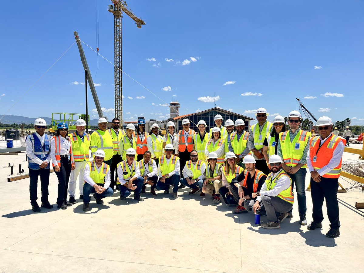 aeropuertocibao's tweet photo. Durante el recorrido nos acompañó una comisión de @luisvidalArch diseñadores y supervisores de obra, además, @EstrellaComDo quienes son la empresa constructora.

#ViajaSeguroPorAIC
#AeropuertoCibao
#AIC
#ConectandoAlCibaoConElMundo
#MasCercaDeTi https://t.co/w1cLKynjC5