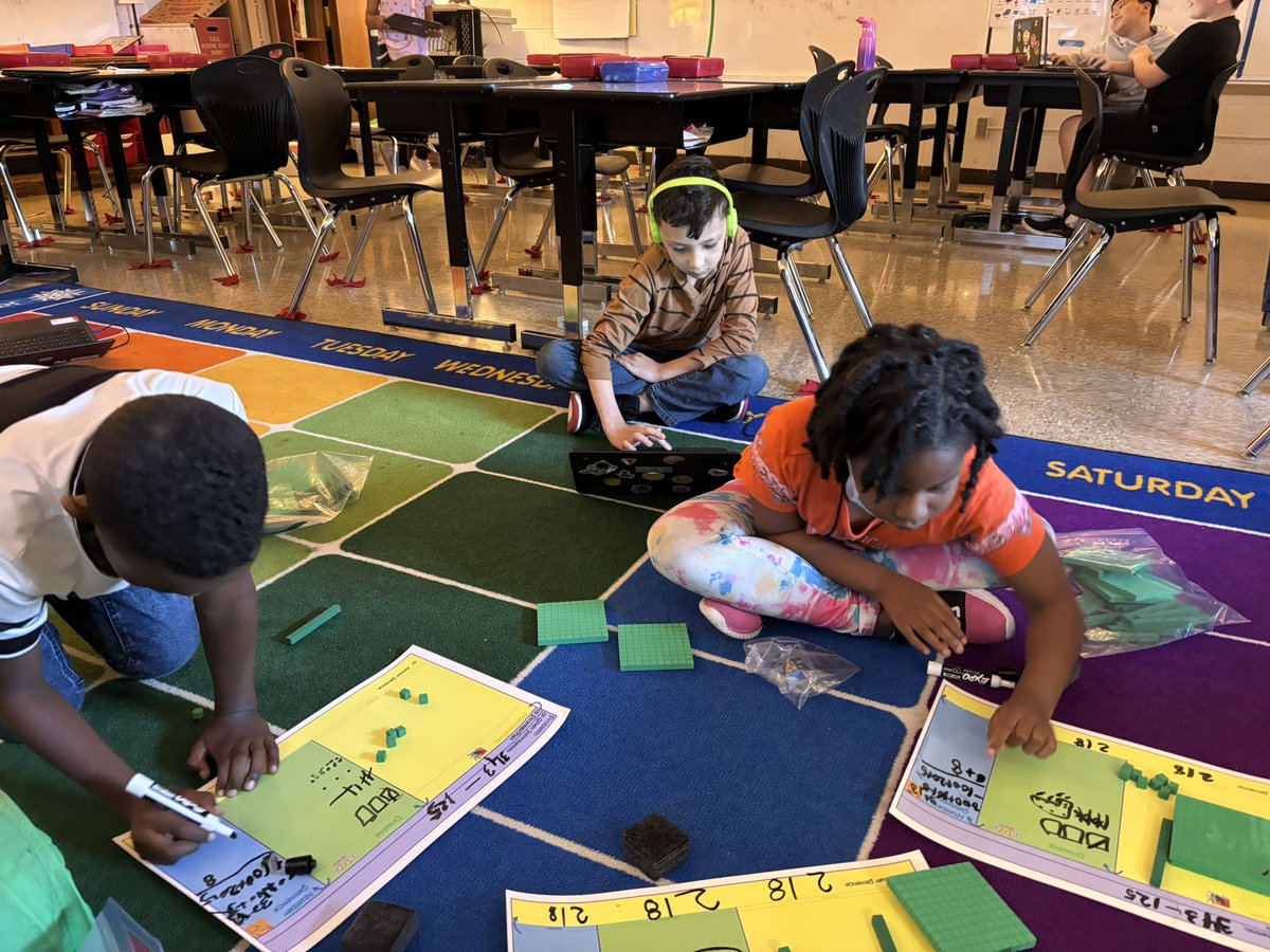 apierson4216's tweet photo. Snowball is leading the small group lesson on building, drawing, and writing math equations! @MrJadSalameh @MrBoyer134 @KlondikeLane https://t.co/uwutNPfzQx