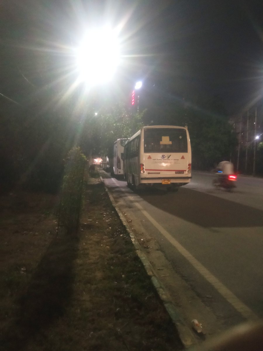 RajeshK21623386's tweet photo. @112UttarPradesh 
@CeoNoida 
@InduPrakashPCS 
Sir unauthorized parking on Shaheed Chander Shekhar road near Felix hospital
Residents are complaining time and again but all is in vein You are requested to ask to proper authority to clear the road 
Volunteers 137 https://t.co/JBCvhwBKAr
