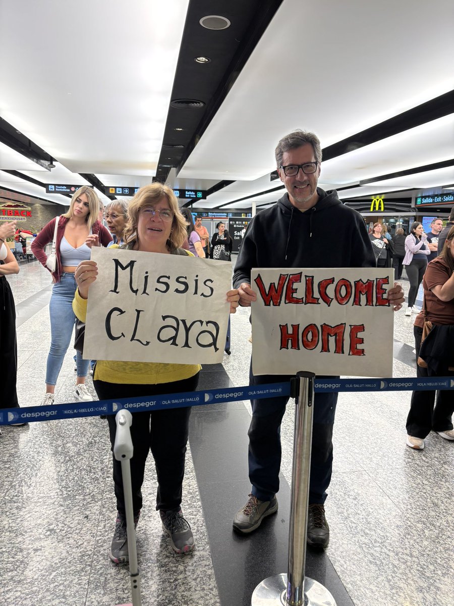 clarisima___'s tweet photo. Volví de viaje y mis viejos me fueron a buscar al aeropuerto. Así aparecieron, tengo papas ✌🏻😭❤️ https://t.co/uqOzsYWxJQ