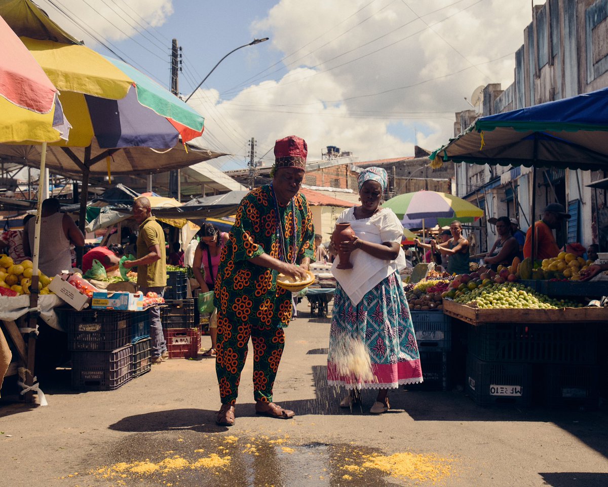 Beija-Flor é Bembé!

O maior Candomblé de rua do mundo, o Bembé do Mercado, é resistência que celebra a liberdade desde o ano seguinte à assinatura da Lei Áurea. Realizado há 136 anos em Santo Amaro da Purificação, no Recôncavo Baiano, o Bembé do Mercado reúne mais (+)