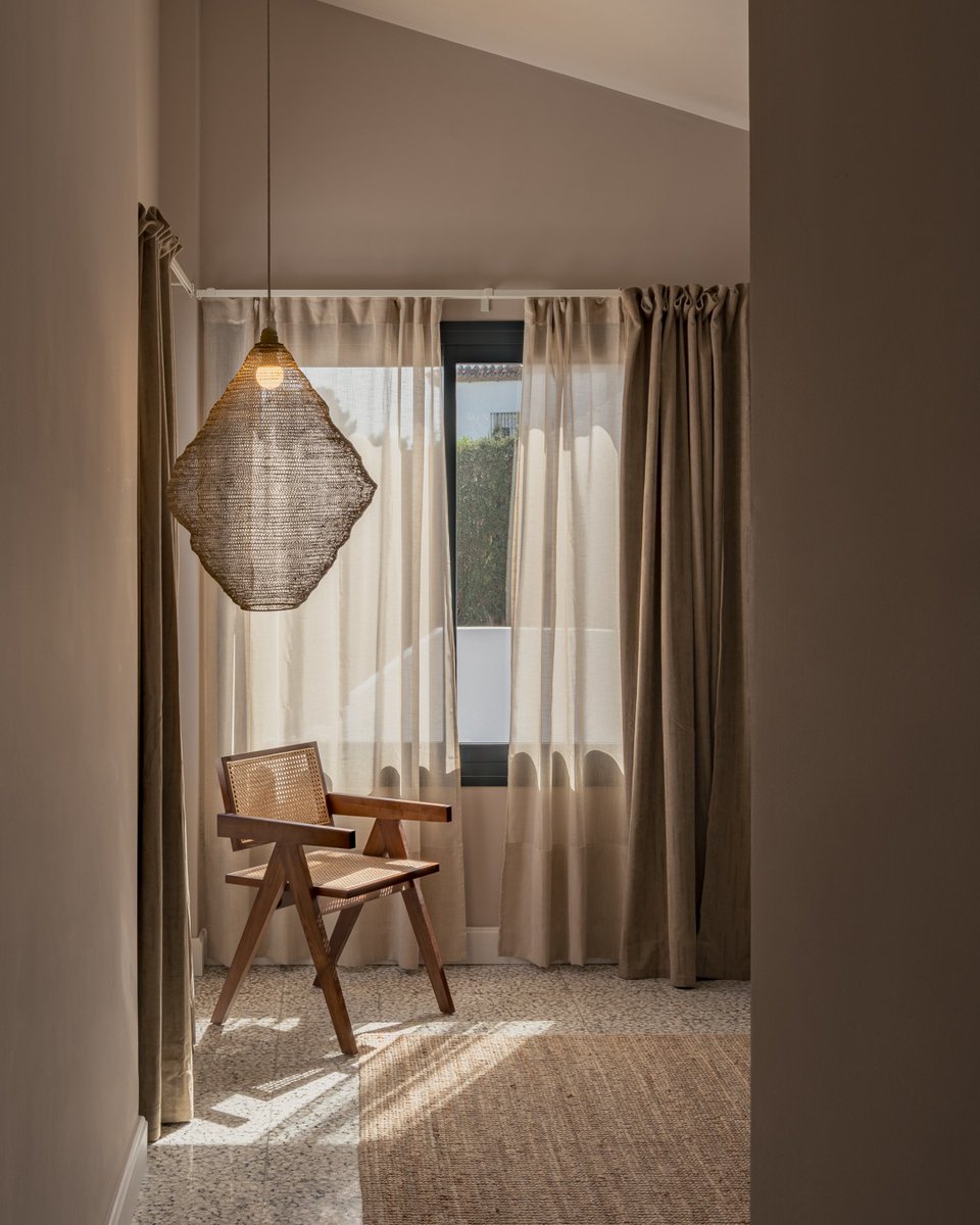 Casa Aroa: la belleza de lo esencial. Esta vivienda parte de una idea clara: intervenir lo mínimo para revelar lo esencial, una intervención sutil que potencia la esencia original.
Casa Aroa no se transforma, se redescubre, respeta y revela.

Fotografías: <a href="/loveladrillo/">Fernando Gómez Mateos</a>