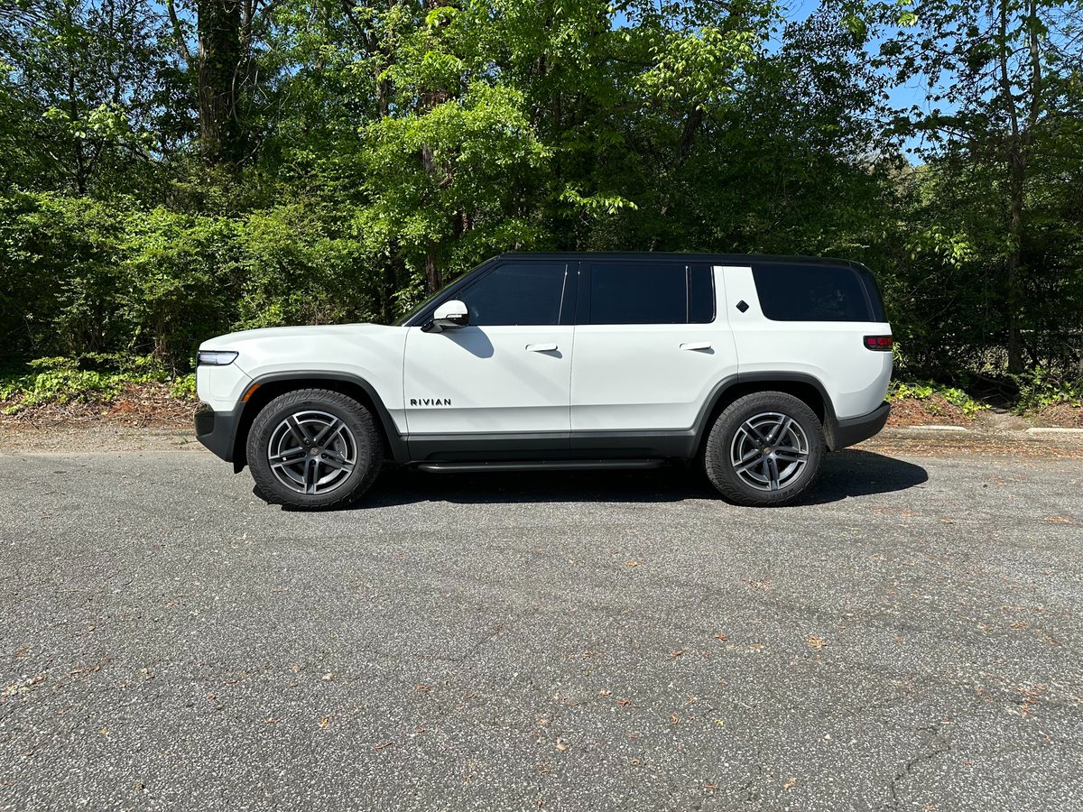 Hey, hey!  This customer just stepped into <a href="/Team1ev/">1EV</a>  RMaxx Rock Sliders installed at our Atlanta location - 2025 #Rivian R1S 📷 <a href="/Rivian/">Rivian</a>