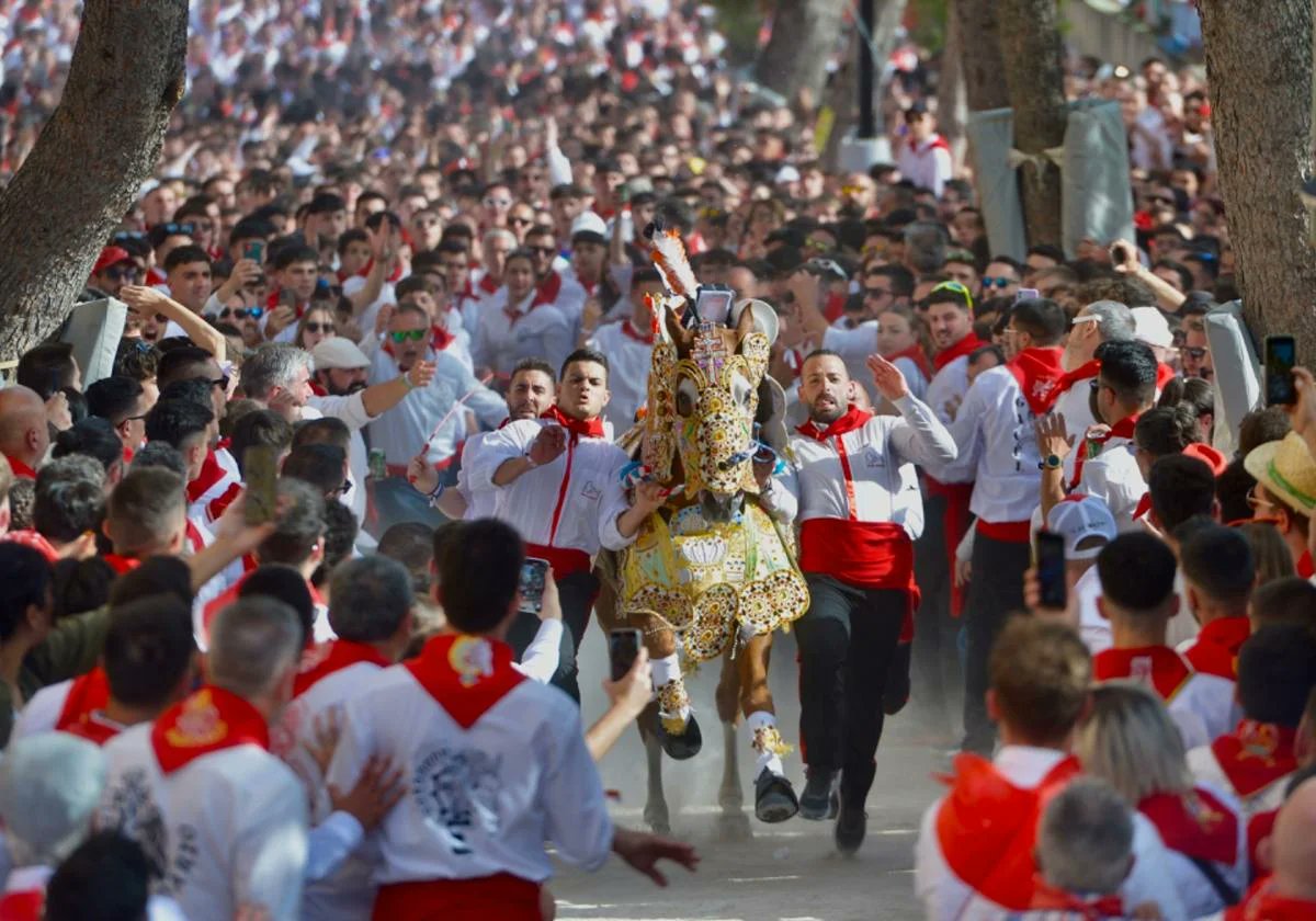 🔊 Hoy suena en el plató el grito de... ¡Caballo en carrera! 

🏃 Todos corriendo a ver Tertulias Festeras, hoy sobre la Carrera de los Caballos del Vino (Por eso decía lo de corriendo 😜)

📺 En directo a las 20:00h en TCV

#TertuliasFesteras