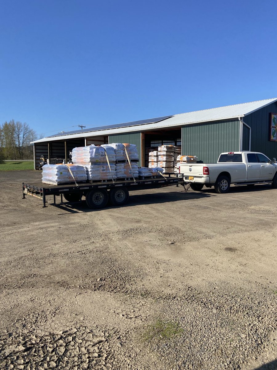 danthecornguy's tweet image. Planting season is here! First delivery of @PioneerSeeds going out today. #plant25
