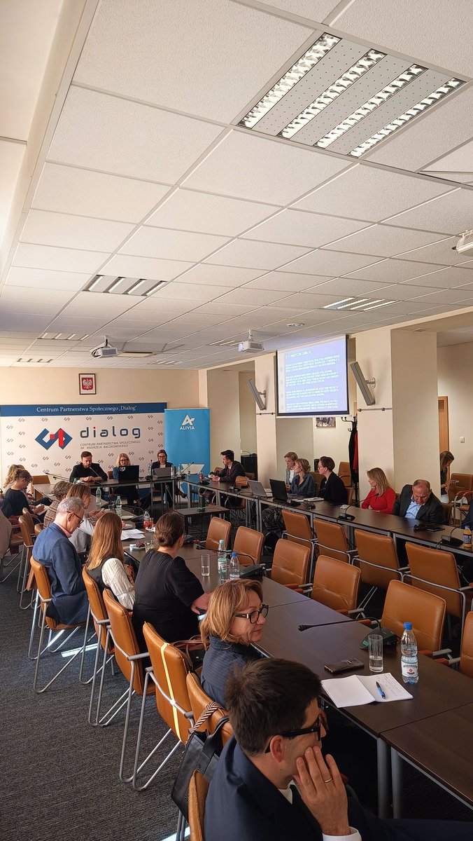 Sebastian Goncerz (@s_goncerz) on Twitter photo Dziś reprezentowałem <a href="/Rezydenci/">Porozumienie Rezydentów OZZL</a> na spotkaniu „Luka finansowa systemu ochrony zdrowia”. Dyskusja z udziałem organizacji pacjentów, medyków, dyrektorów i ekonomistów. Fakt, że wszystkie te grupy są przeciwne obniżaniu składki jest dowodem na złą komdycję finansową ochrony zdrowia. Dziś reprezentowałem <a href="/Rezydenci/">Porozumienie Rezydentów OZZL</a> na spotkaniu „Luka finansowa systemu ochrony zdrowia”. Dyskusja z udziałem organizacji pacjentów, medyków, dyrektorów i ekonomistów. Fakt, że wszystkie te grupy są przeciwne obniżaniu składki jest dowodem na złą komdycję finansową ochrony zdrowia.
