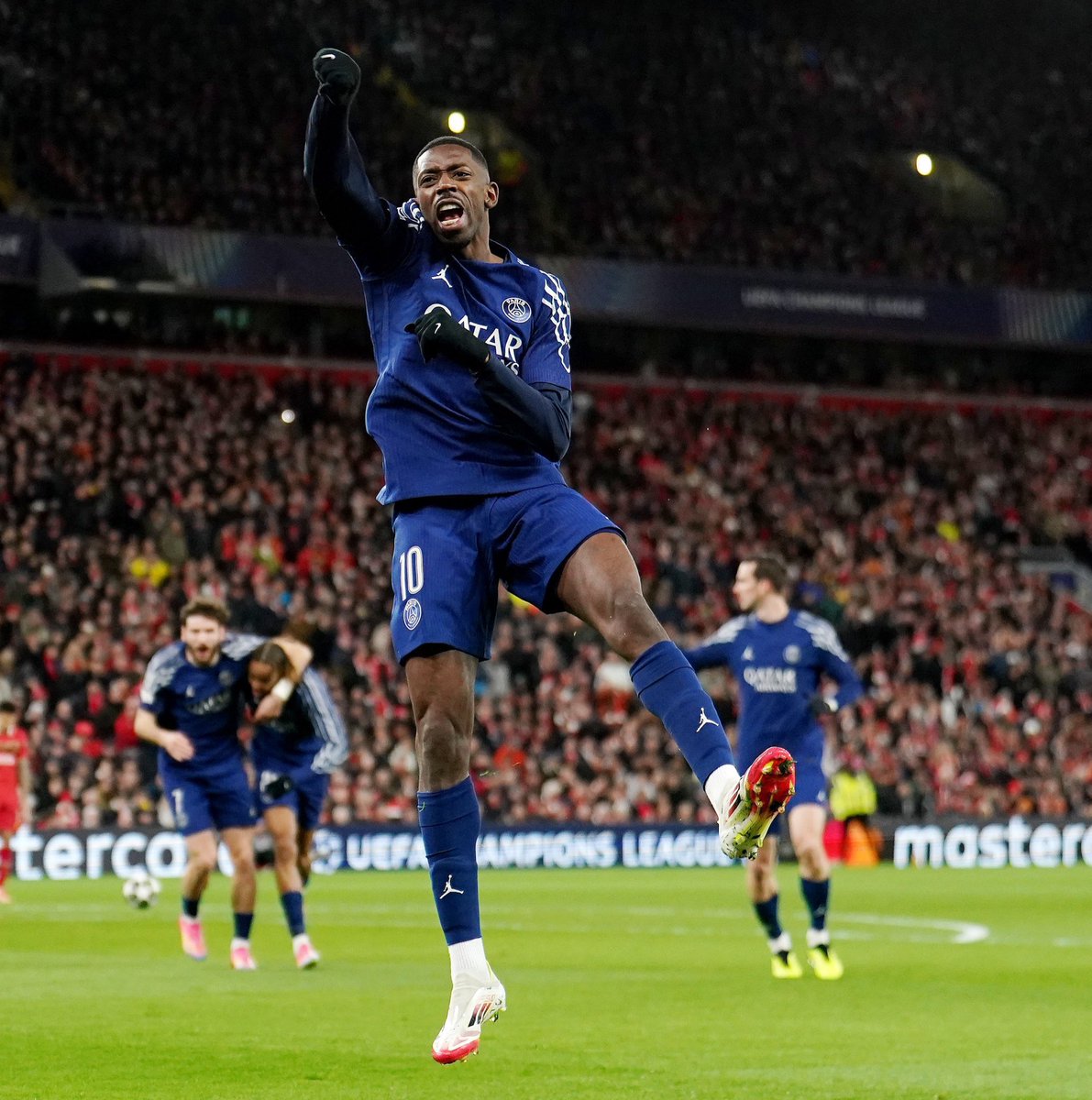 _BeFootball's tweet photo. 🚨 Ousmane Dembélé 🇫🇷 :

« Si ce PSG est la meilleure équipe dans laquelle j’ai joué ? 

C'est difficile à dire car 𝗷'𝗮𝗶 𝗷𝗼𝘂𝗲́ 𝗱𝗮𝗻𝘀 𝘂𝗻 𝗕𝗮𝗿𝗰̧𝗮 𝗼𝘂̀ 𝗶𝗹 𝘆 𝗮𝘃𝗮𝗶𝘁 𝗟𝗶𝗼𝗻𝗲𝗹 𝗠𝗲���𝘀𝗶 🇦🇷🐐 , 𝗽𝗼𝘂𝗿 𝗺𝗼𝗶, 𝗹𝗲 𝗺𝗲𝗶𝗹𝗹𝗲𝘂𝗿 𝗷𝗼𝘂𝗲𝘂𝗿 𝗱𝗲 𝘁𝗼𝘂𝘀 𝗹𝗲𝘀 𝘁𝗲𝗺𝗽𝘀. »

(CP)