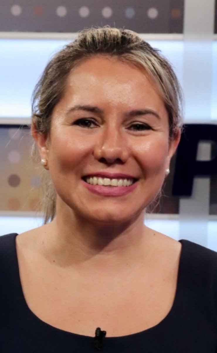 josealvarengab's tweet photo. #Senatur
¿ La pregunta es por qué en la DDJJ dice Lic. Nomás? 

📌En principio en su instagram ponia que tenia 2 títulos universitarios y de la nada sacaron y dejaron solo “Ministra”.

Y porque en el MEC sale que no se encuentran registros de Título universitario? 

Señora “MINITRA”: podes explicarnos por favor ? @AngieDuartePy 

🧵 🪡