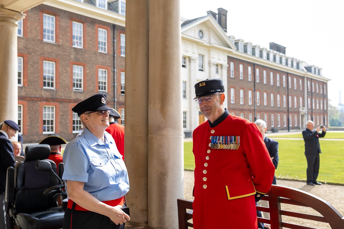 Yesterday the Regimental Colonel, RASM and others from the Gunner Family visited <a href="/RHChelsea/">Royal Hospital Chelsea</a> for Gunner Sunday, visiting Gunner Pensioners and joining them for a day of camaraderie.

#FINDandSTRIKE