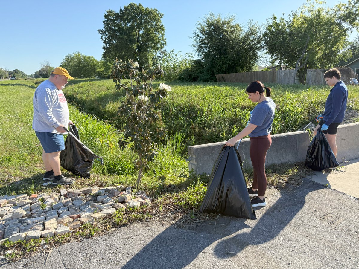 StBGov's tweet photo. We are grateful for the volunteers who rolled up their sleeves & participated in #LovetheBootWeek!
Keep St. Bernard Beautiful worked Palmisano Blvd & the Community Center of St. Bernard worked the St. Claude Ave corridor.
Thanks for helping to keep our Parish clean! https://t.co/g6j94BhBrZ
