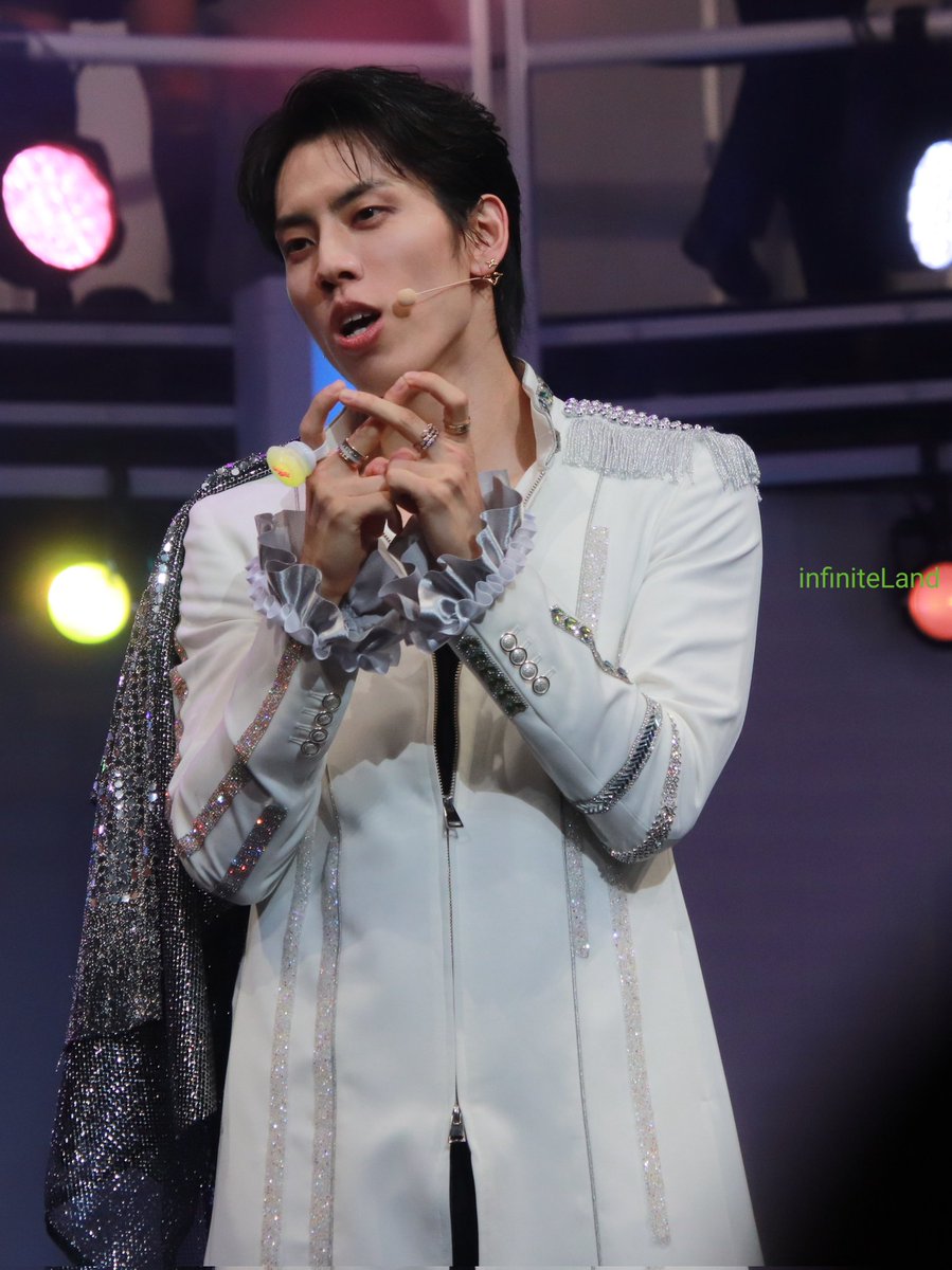 infiniteLand_69's tweet photo. 250414 동우
드림하이 일본
스페셜 커튼 콜
#인피니트 #장동우 #드림하이

무한대 포즈💚∞💚 https://t.co/vz36q7BNBl
