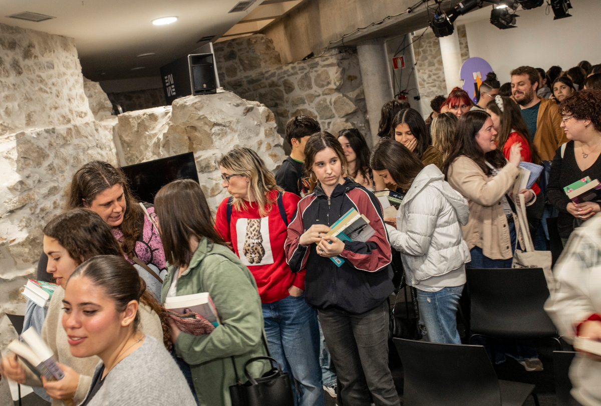 Sinaduren momentuan magia sortzen da idazle eta irakurleen artean. Jaialdiko momenturik politenetakoa da! ❤️

En las firmas se crea una conexión súper especial entre escritores/as y lectores/as, ¡es de lo más bonito del festival! ❤️