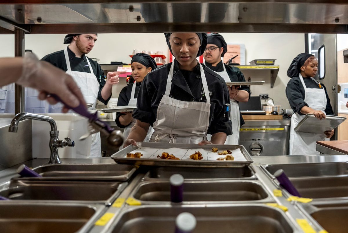 👩🏾‍🍳Our Hospitality students, who have been working on recipes featuring locally grown farm to school dishes 🧑🏽‍🌾, were recently featured in the Detroit Free Press. Read all about it! 📰 (photo credit: Ryan Garza, Detroit Free Press)
tinyurl.com/ctc-farm-to-sc…