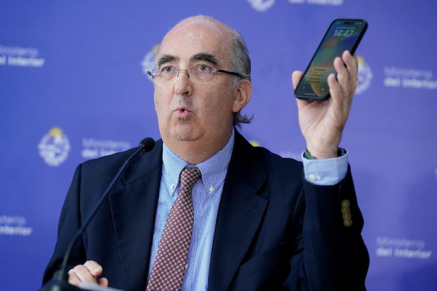 EPreve's tweet photo. 🔴 DE PASE EN PASE

✔️Guillermo Maciel, ex vice ministro del Interior del gobierno de Lacalle Pou e investigado en la causa de destrucción de documento público en el piso 11 de la Torre Ejecutiva por el caso Marset, pidió pase en comisión con el edil nacionalista Diego Rodríguez.

✔️ Maciel es funcionario municipal.

✔️ Tras su cese en Interior por el escándalo en el piso 11, Maciel fue contratado por el ex vice de ANCAP (Diego Durand) y ahora pasó en comisión con Rodríguez.