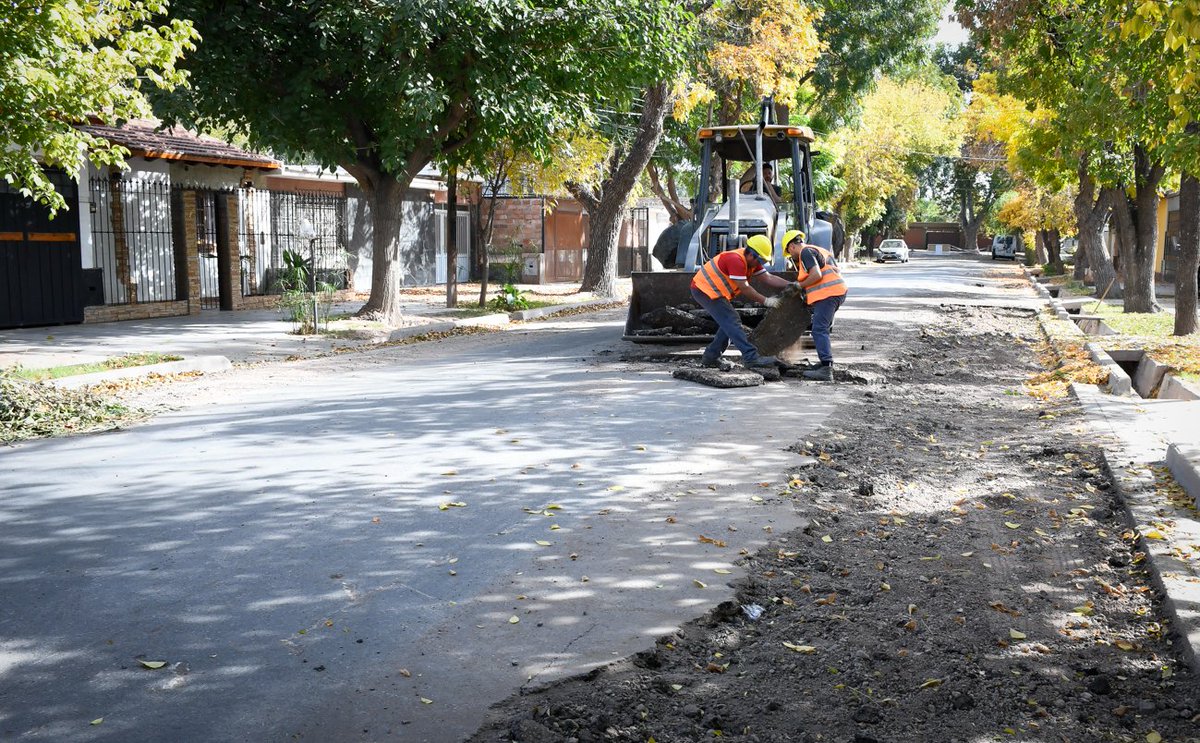 🚧 Comenzó el reemplazo de la carpeta asfáltica en calle Génova, El Bermejo. 

La antigua calzada se encontraba deteriorada tanto por el natural paso del tiempo e intervenciones prexistentes

guaymallen.gob.ar/el-bermejo-la-…