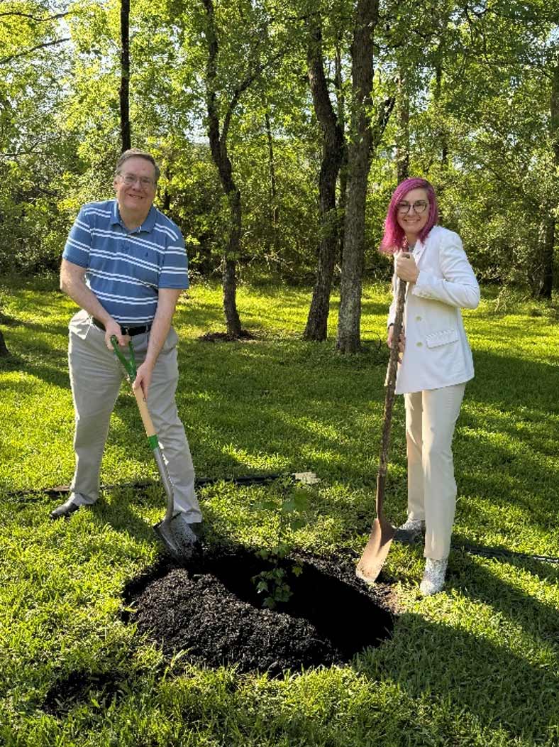 LPItoday's tweet image. A tree-planting event was held at the Lunar and Planetary Institute on April 10 to celebrate the success of NASA’s Artemis I mission and the selection of the LPI’s grounds as the new home for an Artemis I Moon Tree. 🌳 Learn more: ow.ly/fr3M50VAeu8