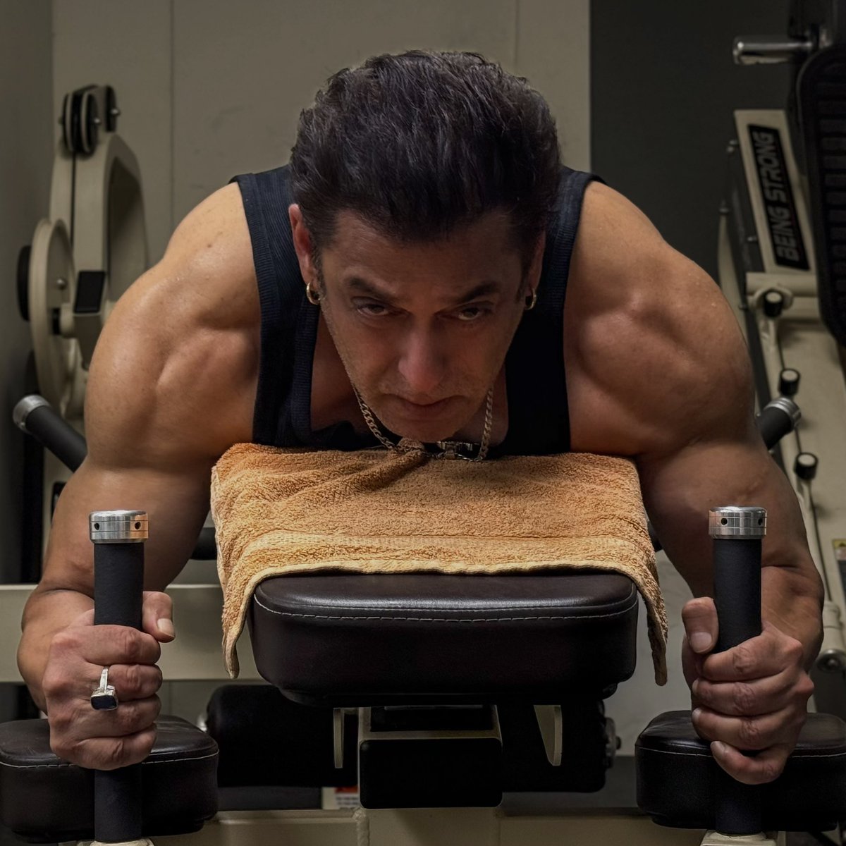 PanIndiaReview's tweet photo. Tiger or Pathaan who is body building ICON at 59 🥵🥶

RT #SalmanKhan 🔁

Like #ShahRukhKhan ♥️ https://t.co/spopUptRUX