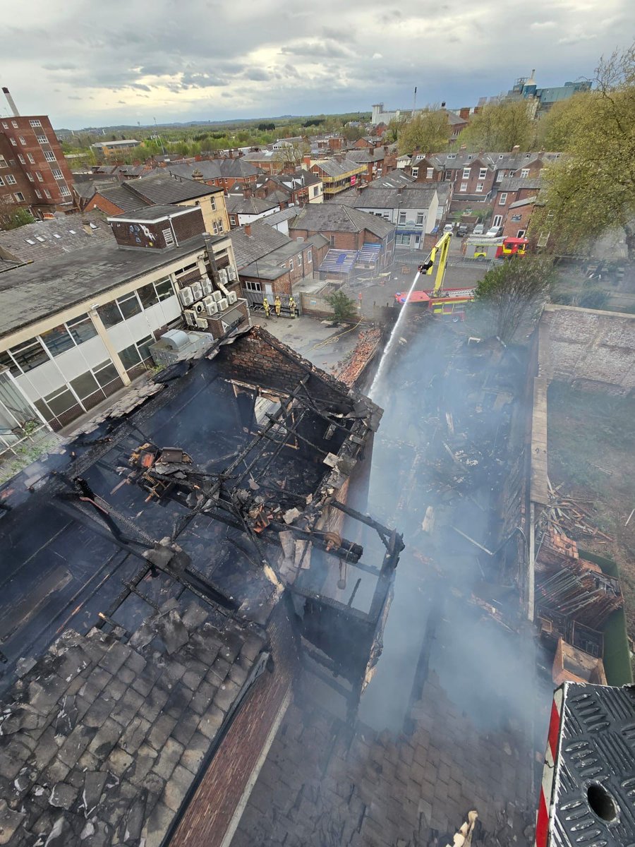 UPDATE | the fire on Barbauld Street, Warrington has now been reduced to 4 fire engines, an aerial ladder platform and high reach extending turret. Road closures remain in place and local residents are asked to keep windows and doors closed.

Full info ▶️ orlo.uk/XFGXl