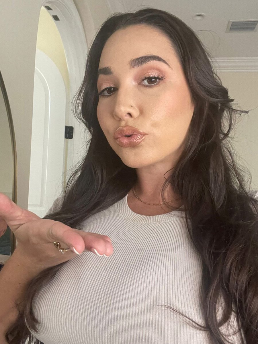 Blowing Kisses 😘💋