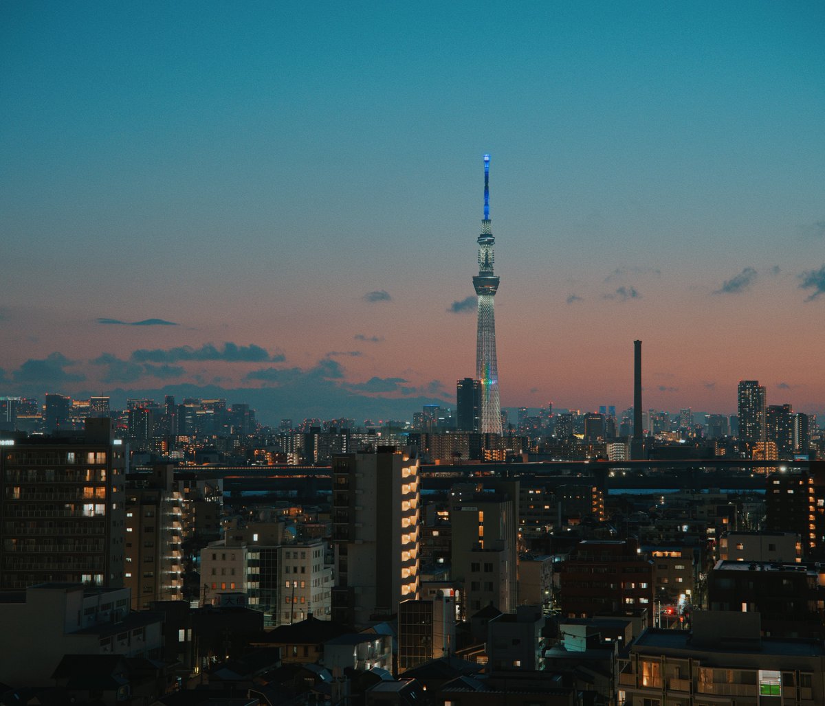 DaVinci Resolveでの写真現像が良すぎる。

①RAWをDNGに変換
②DNGをDaVinciで読み込み
③Blackmagic filmに色変換
④LUTでカラグレ

の4ステップで手軽に出来るのに色がとても良い。

生っぽさと空気感が絶妙で、
Lightroomとは違う良さがある気がする。