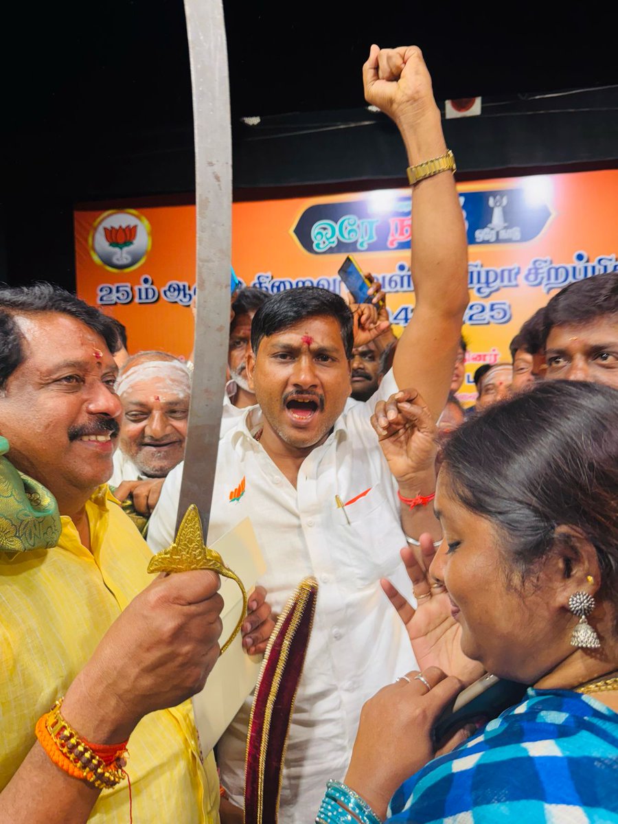 bjppawan88's tweet photo. #Chennai आज T. नगर में  तमिलनाडु बीजेपी प्रदेश अध्यक्ष @NainarBJP नैनियार नागेंद्र जी का भव्य स्��ागत प्रोग्राम रखा गया ओर बीजेपी प्रदेश अध्यक्ष को तलवार भेंट कर बधाई एवं शुभकामनाएं दी 👏
@BJP4TamilNadu @BJP4India https://t.co/PxMtzJJYoF