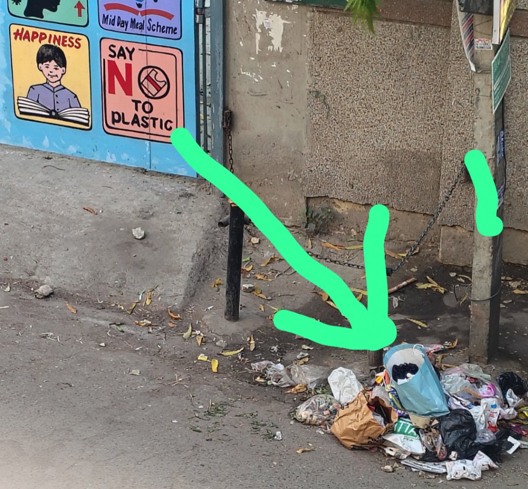 ShuklaDeep96's tweet photo. कल शाम को दिल्ली की आदरणीय मुख्यमंत्री रेखा गुप्ता जी का एक वीडियो देखा जिसमें वो जनता से दिल्ली को साफ एवं स्वच्छ रखने की अपील कर रही है और आज सुबह दिल्ली की सड़कों पर टहलते हुए ये नजारा दिखा एक विद्यालय के सामने वही विद्यालय जहां कल जाने कितने बच्चे अपने भविष्य का बस्ता लाएंगे https://t.co/znpDyXg9Lg