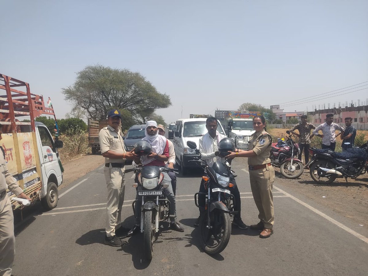 SP_AgarMalwa's tweet photo. "हेलमेट वितरण के साथ सख्त वाहन चेकिंग—आगर मालवा पुलिस का सड़क सुरक्षा अभियान जारी!"
01 से 15 अप्रैल तक विशेष अभियान के अंतर्गत नियम तोड़ने वालों पर सख्त कार्रवाई व ज़रूरतमंदों को हेलमेट वितरित कर जागरूकता का संदेश।
#RoadSafety #HelmetSaveLife #AgarMalwaPolice #TrafficAwareness https://t.co/vJkhXKUBKo