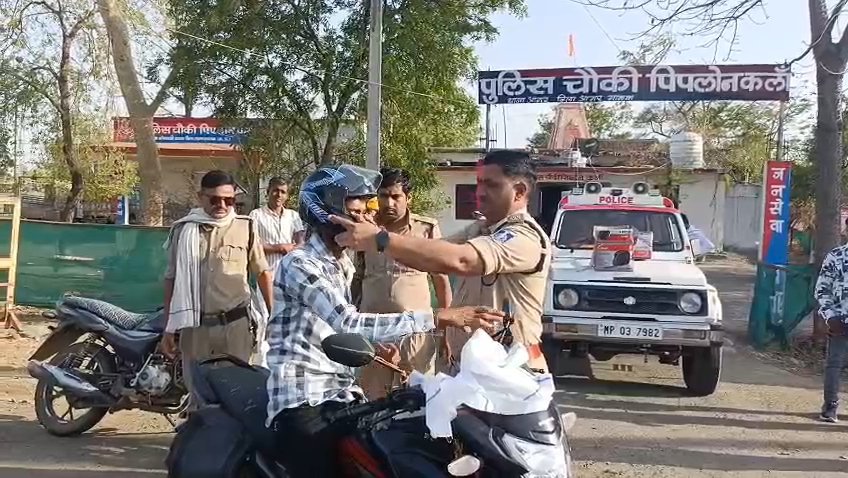 SP_AgarMalwa's tweet photo. "हेलमेट वितरण के साथ सख्त वाहन चेकिंग—आगर मालवा पुलिस का सड़क सुरक्षा अभियान जारी!"
01 से 15 अप्रैल तक विशेष अभियान के अंतर्गत नियम तोड़ने वालों पर सख्त कार्रवाई व ज़रूरतमंदों को हेलमेट वितरित कर जागरूकता का संदेश।
#RoadSafety #HelmetSaveLife #AgarMalwaPolice #TrafficAwareness https://t.co/vJkhXKUBKo