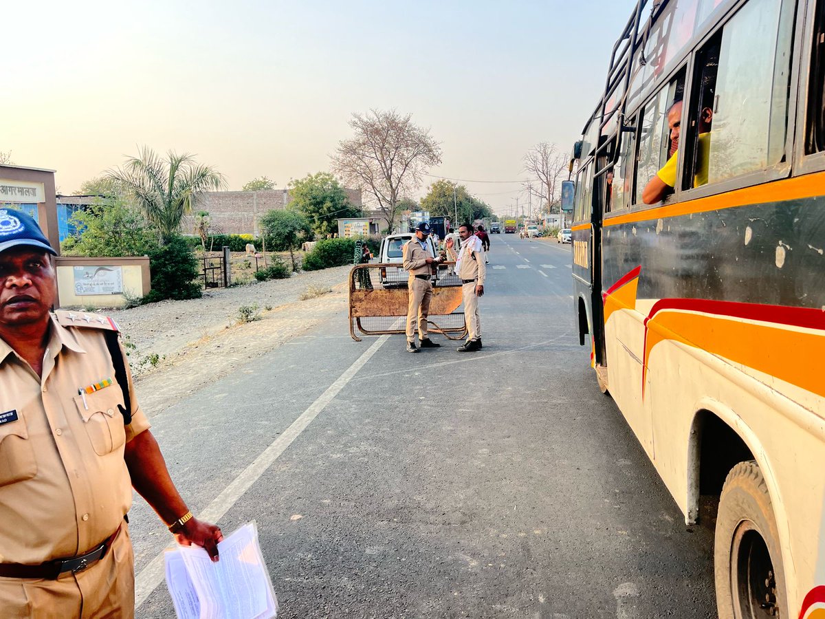 SP_AgarMalwa's tweet photo. "हेलमेट वितरण के साथ सख्त वाहन चेकिंग—आगर मालवा पुलिस का सड़क सुरक्षा अभियान जारी!"
01 से 15 अप्रैल तक विशेष अभियान के अंतर्गत नियम तोड़ने वालों पर सख्त कार्रवाई व ज़रूरतमंदों को हेलमेट वितरित कर जागरूकता का संदेश।
#RoadSafety #HelmetSaveLife #AgarMalwaPolice #TrafficAwareness https://t.co/vJkhXKUBKo