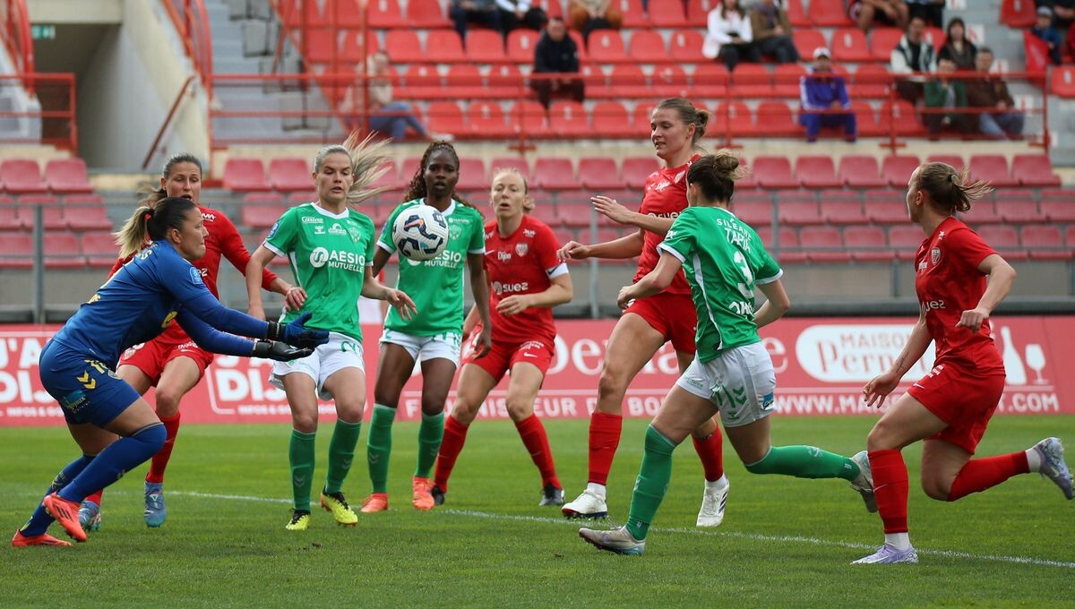 Un homme tente de subtiliser les sous-vêtements de deux joueuses de football, lors du match du DFCO féminin contre l'ASSE, en prétextant un contrôle anti-dopage
➡️ l.ici.fr/zlA