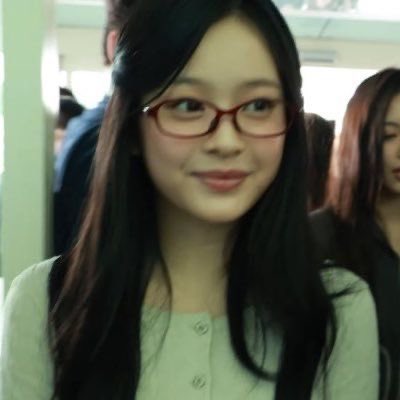 hyewint's tweet photo. the duality of hanni needs to be studied cause you’re telling me this is the same person??? https://t.co/8vLc63kpJh
