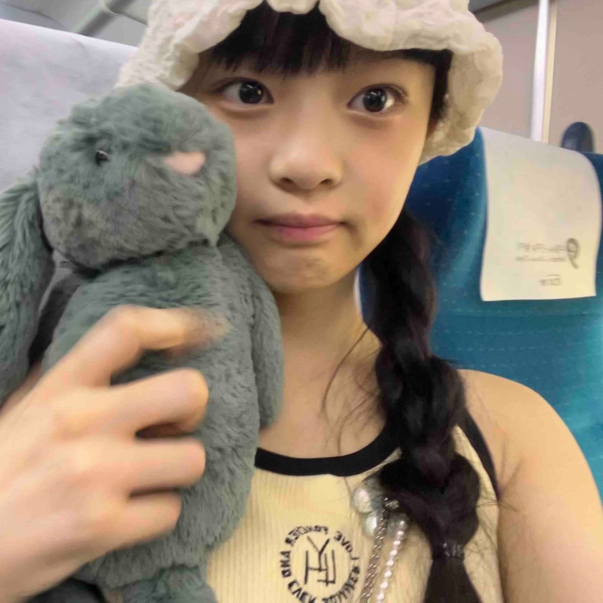hyewint's tweet photo. the duality of hanni needs to be studied cause you’re telling me this is the same person??? https://t.co/8vLc63kpJh